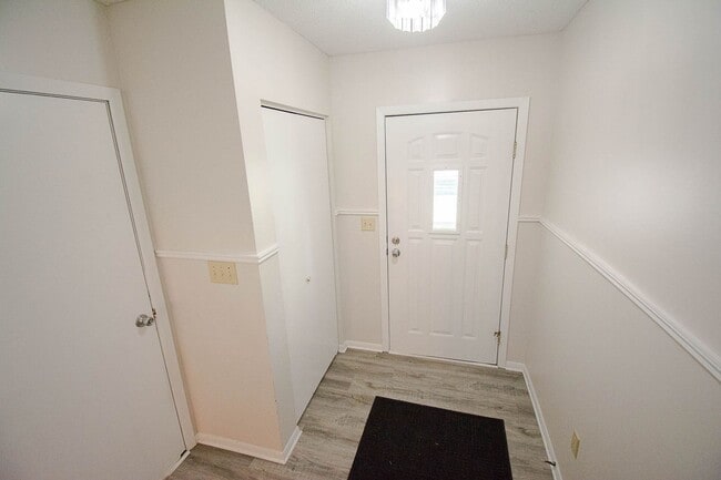 Building Photo - Updated 4br home with private backyard!