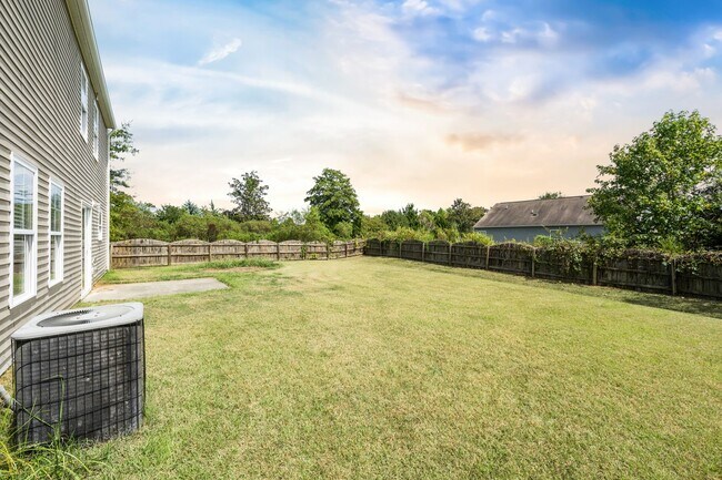 Building Photo - Beautiful 4 bedroom 2.5 bath with Fenced Y...