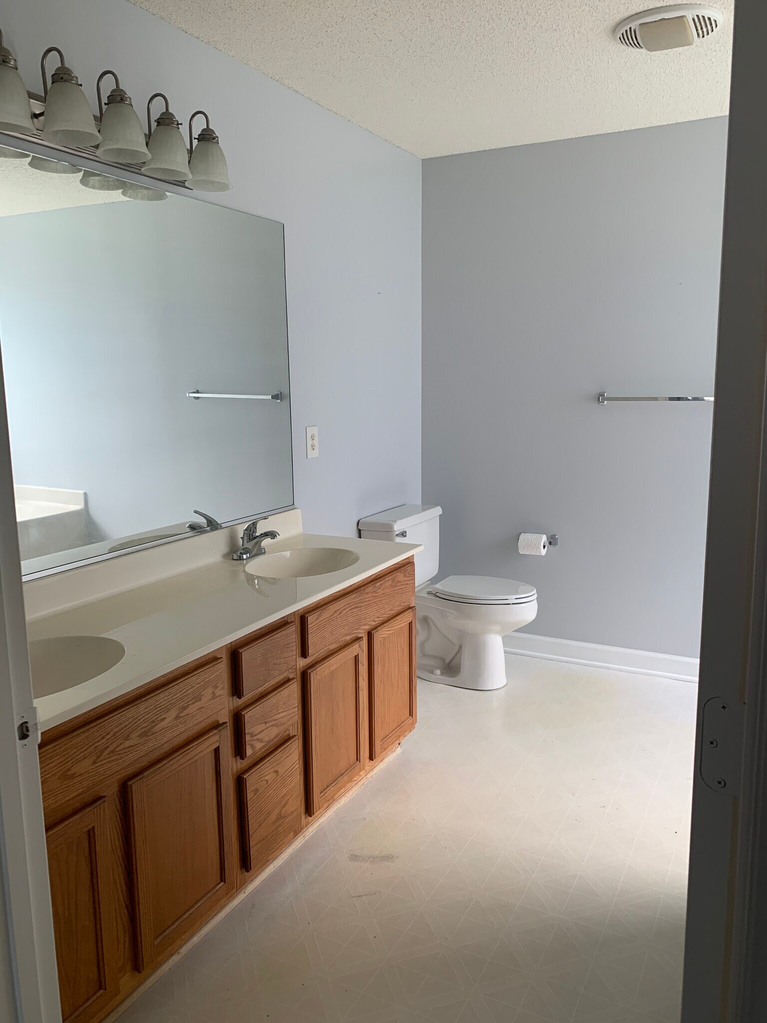 Building Photo - 1950 Hawkcrest Ct