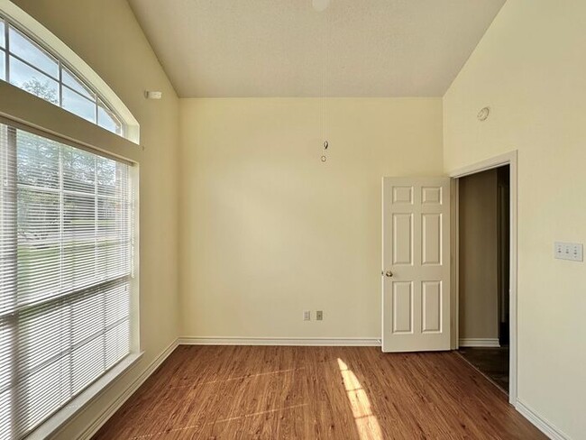 Building Photo - Stunning 3-Bedroom Home in Prime South Tyl...