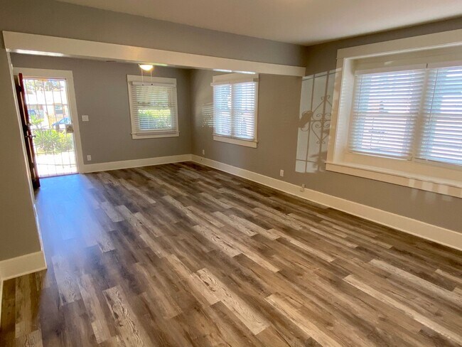 Building Photo - Charming 2 Bedroom Craftsman House w/Porch and Private Back Patio in Hillcrest