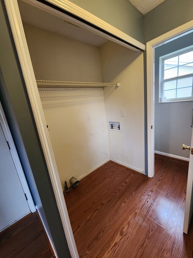 Laundry hook-up - 1408 Whispering Woods Ave