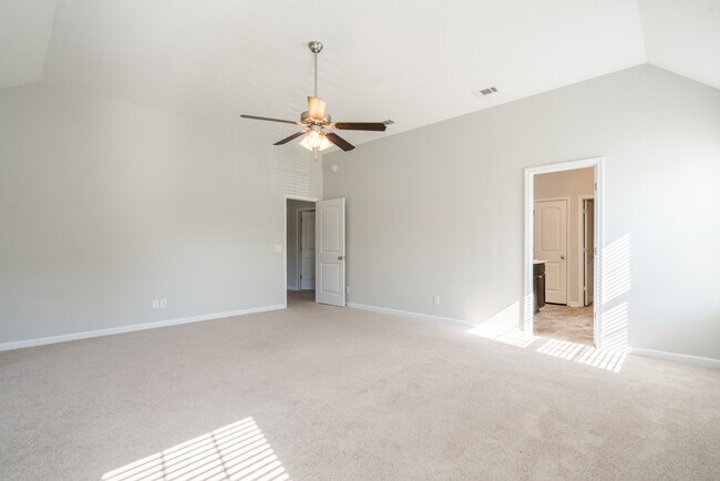 Building Photo - 647 Red Oak Ln