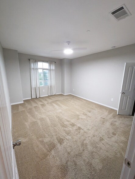 Building Photo - 2880 Donnell Dr