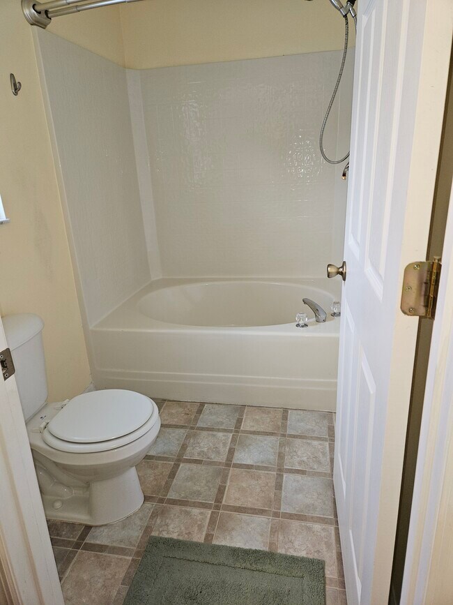 Main bathroom - 520 Benton Dr