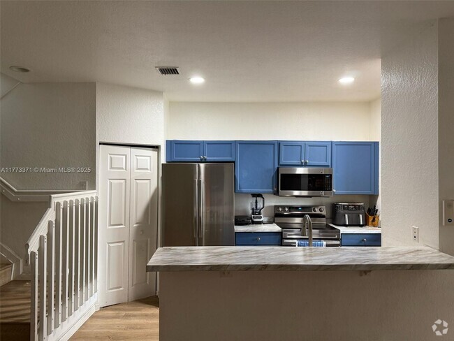 Building Photo - 2043 Nassau Dr