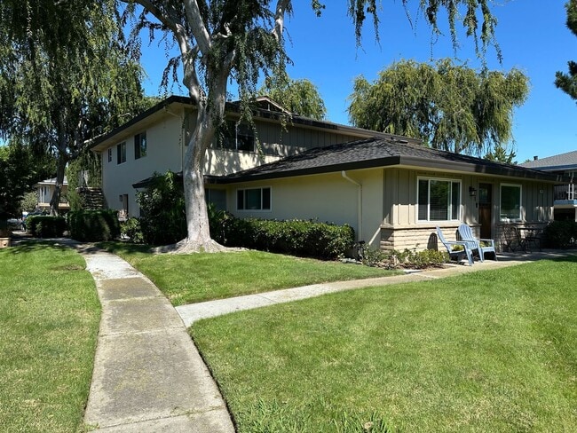 Primary Photo - Townhouse 2 bedroom 1 bath, new paint. new...