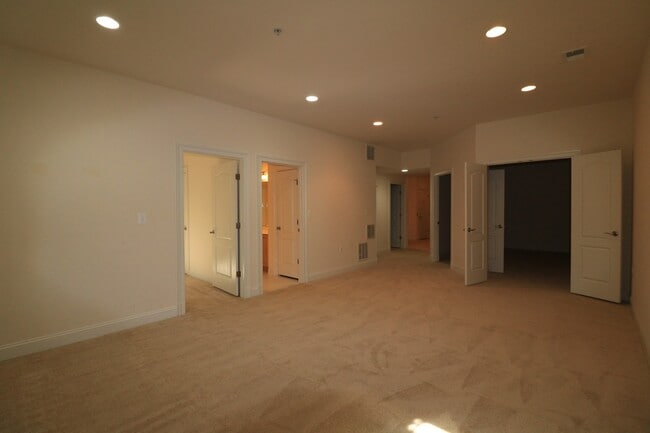 Building Photo - SHORT TERM LEASE AVAILABLE -- Luxury TH in Bethesda - 4 bed + 3.5 ba - Elevator TH in Gated commu...