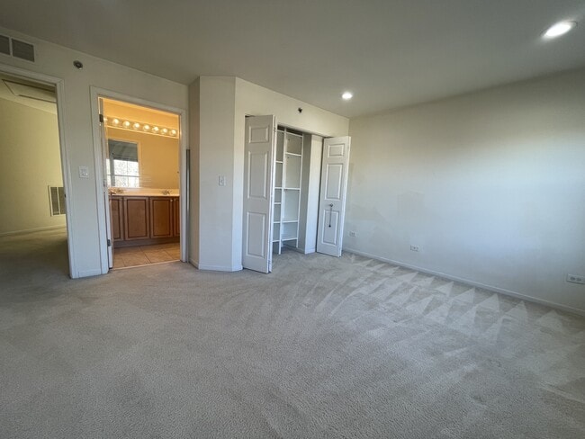 Building Photo - 4702 N Lamon Ave