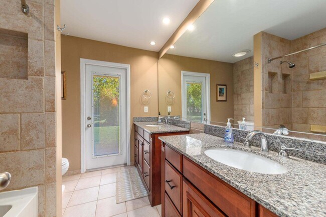 Building Photo - 2341 NW Bay Colony Ct