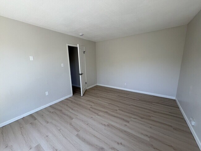 Building Photo - Updated Lauriedale 1 bd/1 ba Condo | Cats Welcome | Pools, Gym & Covered Parking | 10' x 10' Stor...