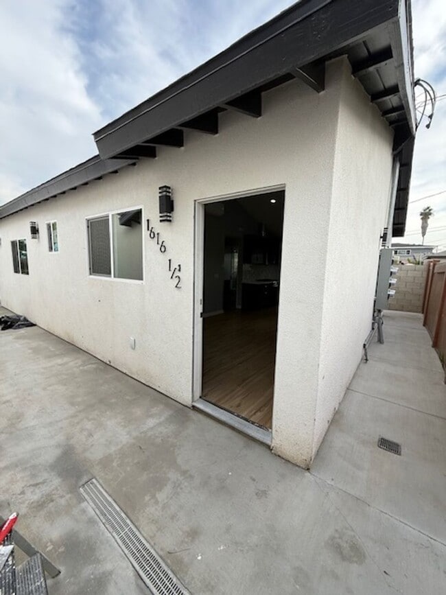 Building Photo - 1616 E Harding St