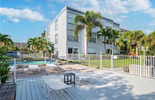 Building Photo - 1859 Shore Dr S