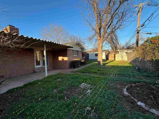 Building Photo - 2711 Chase Dr