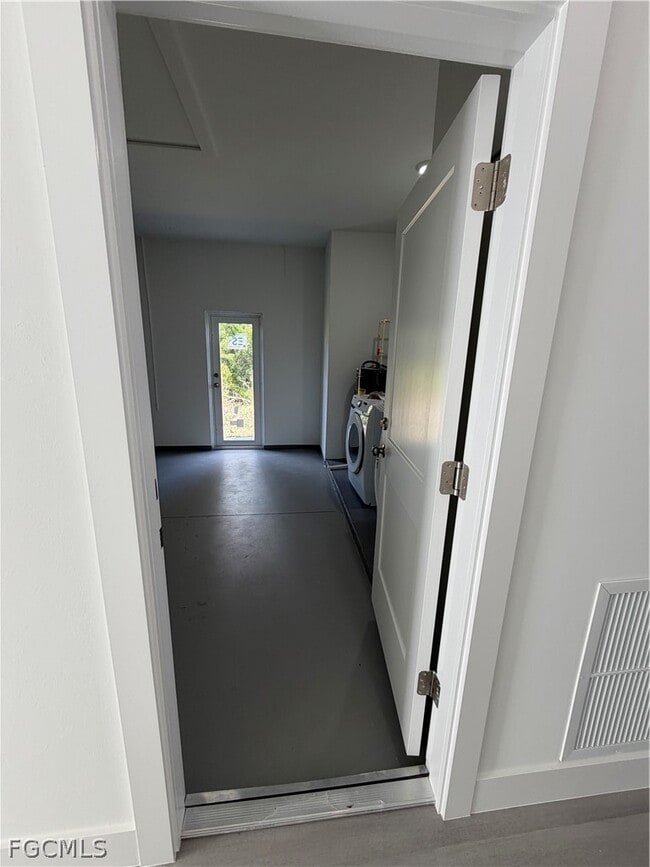 Building Photo - 723 Ivan Ave S