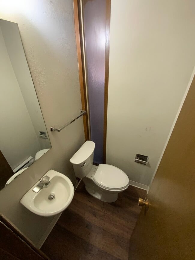 Building Photo - N Tacoma Town home 2bdr 1.5 bath 2 car car...