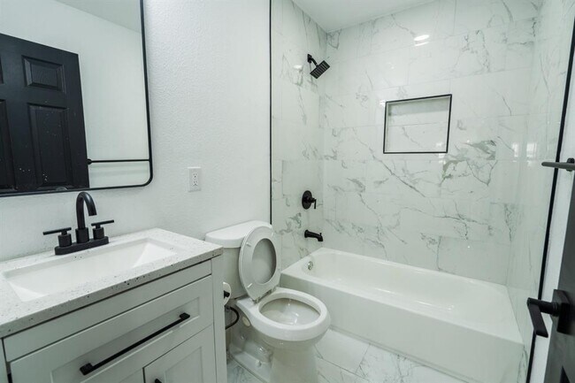 Building Photo - 1402 Bayou Shore Dr