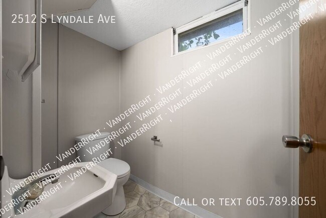 Building Photo - 2512 S Lyndale Ave
