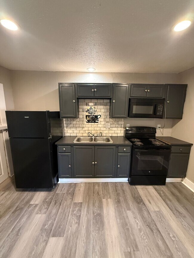 Building Photo - Fully Renovated 2 Bed / 1 Bath Duplex – Available Now