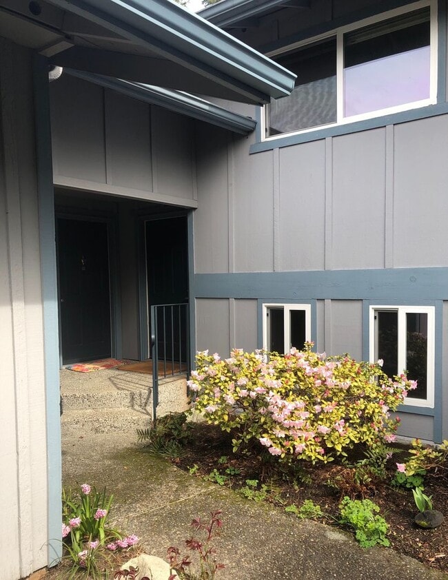 Building Photo - Bainbridge Townhouse with garage
