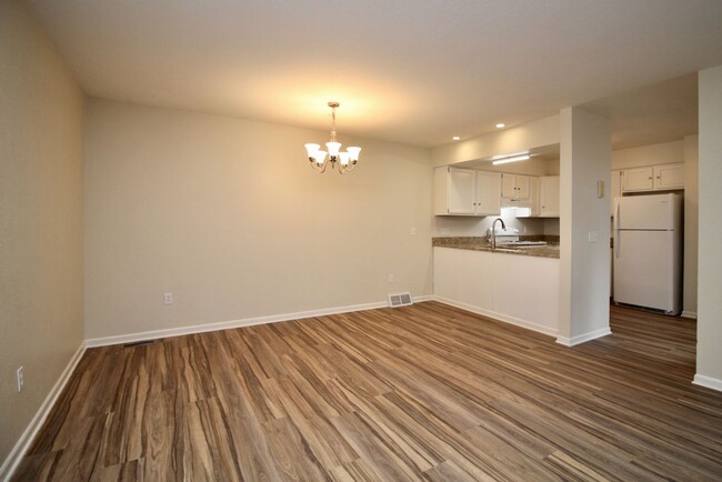 Building Photo - Sylvania 3 Bed/2.5 Bath Townhouse/Condo wi...