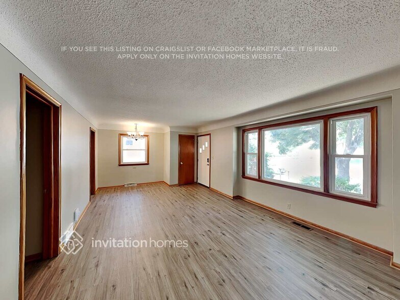 Building Photo - 3227 34th Ave S