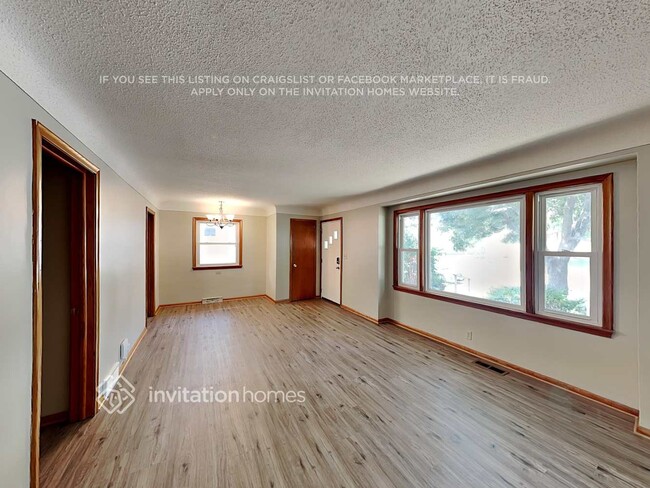 Building Photo - 3227 34th Ave S