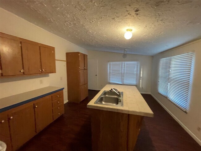 Building Photo - 16658 Meadowcroft St