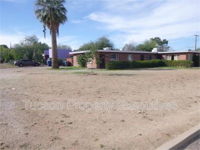 Building Photo - 2831 E Adams St