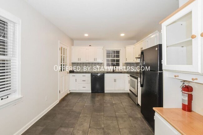 Building Photo - 820 Loeb St