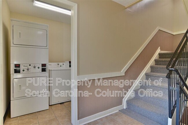 Building Photo - 515 Menlo Dr