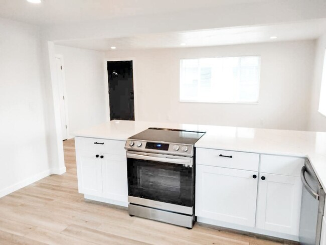 Building Photo - Amazing 2 bed one 1 bath home blocks from Sloan’s Lake