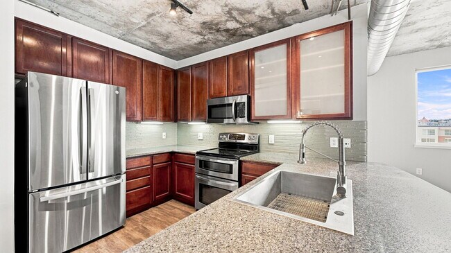 Building Photo - $2,820.95- 2 bed, 1 bath Condo in the heart of Denver with In Unit Laundry!