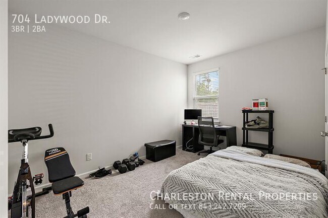 Building Photo - 704 Ladywood Dr