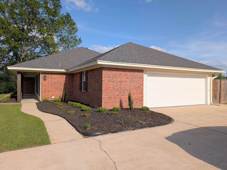 Building Photo - 531 Pine Hills Dr