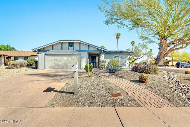 Building Photo - 3922 E Dahlia Dr