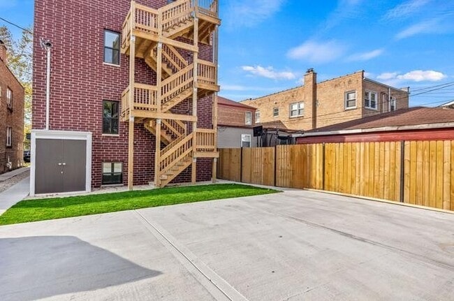 Building Photo - 6223 N Albany Ave
