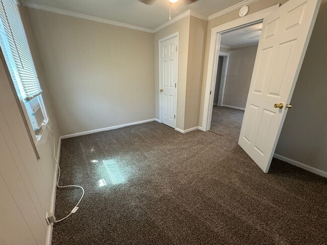 Building Photo - Move-in Ready!