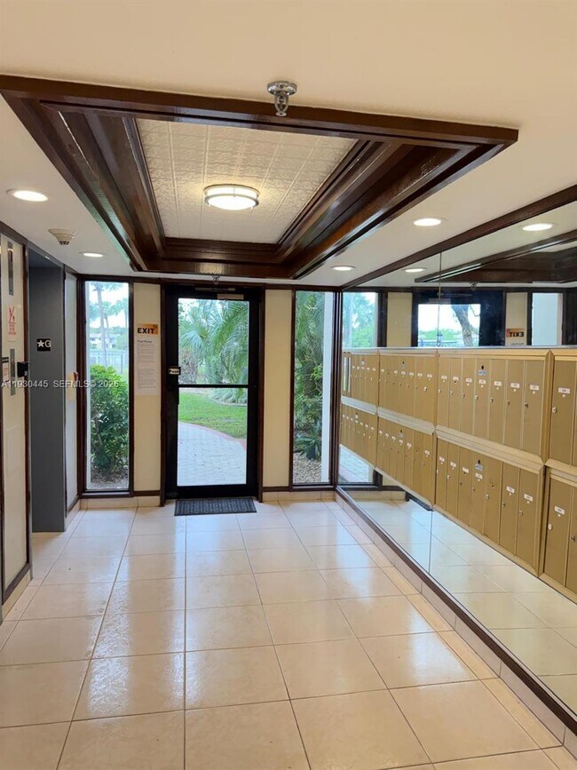 Building Photo - 671 NE 195th St