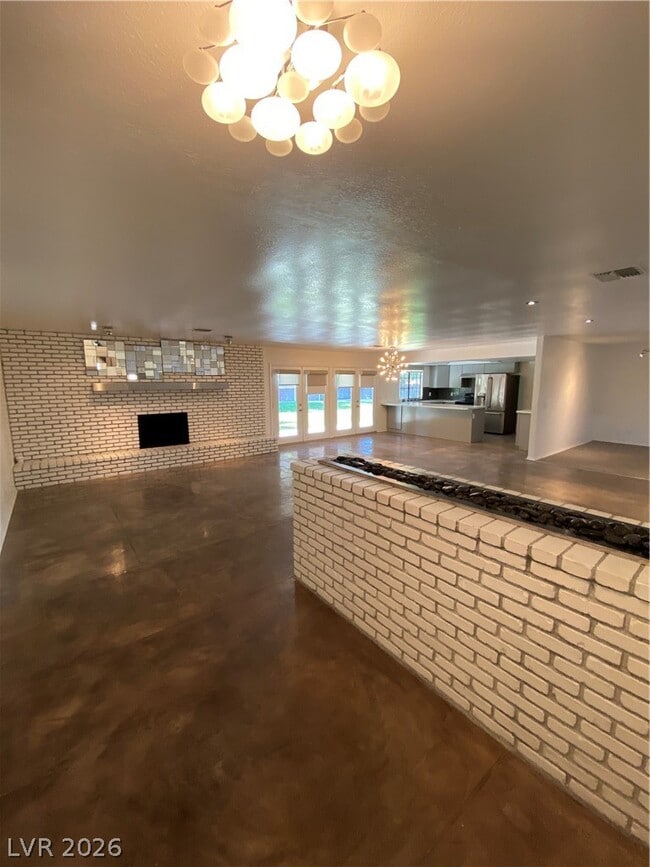 Building Photo - 2521 E Serene Ave