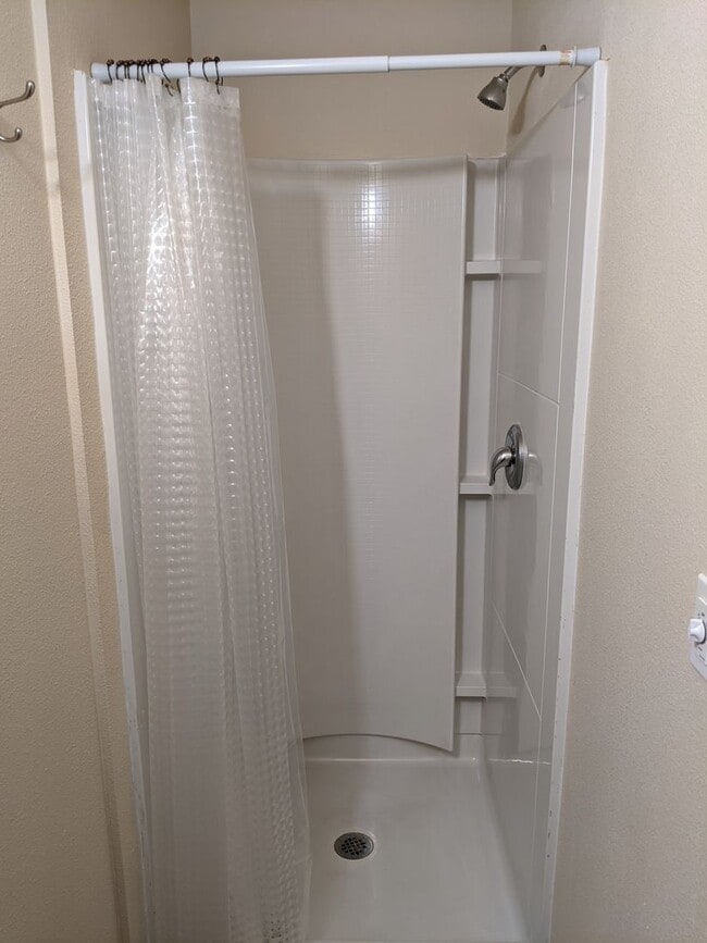 Building Photo - 1-Bedroom, 1-Bath Upstairs Apartment In Do...