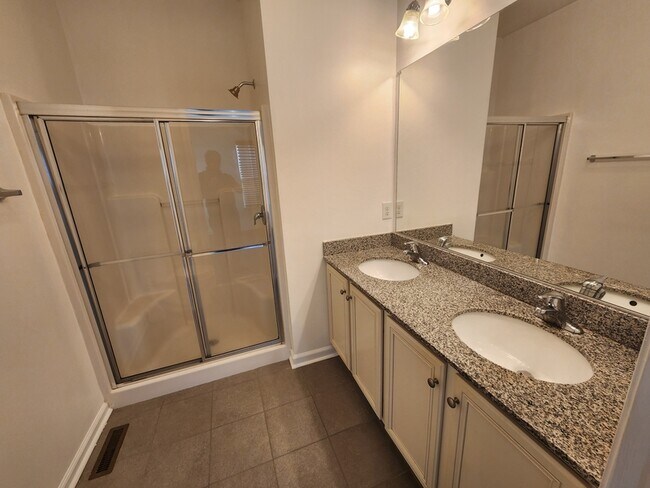 Building Photo - 1233 Parish Ave