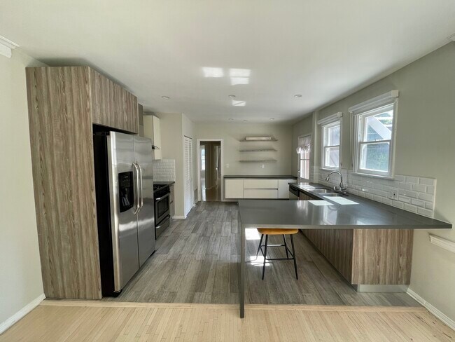 Building Photo - 437 Shirley Pl