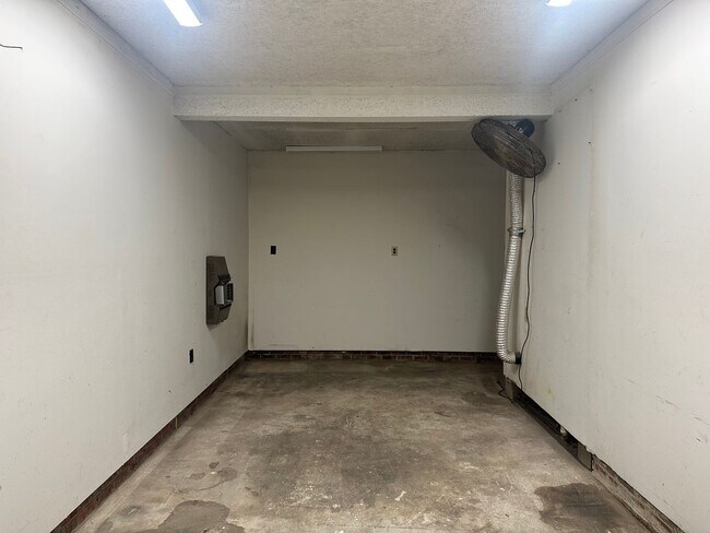 Building Photo - 810 W Country Club Dr