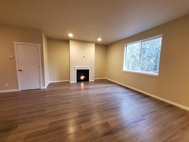 Building Photo - 1502 Onyx St SE