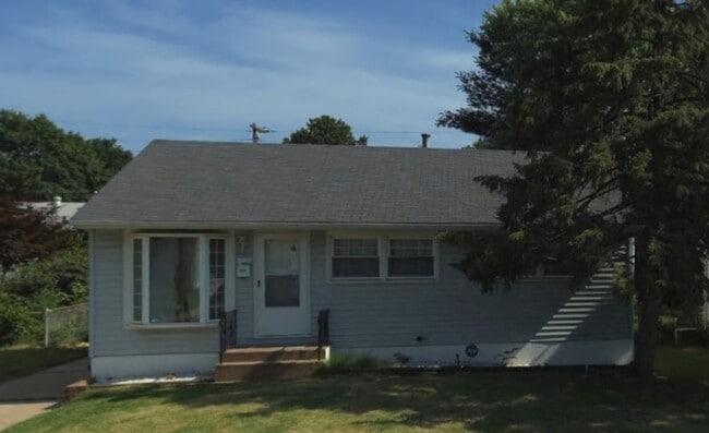 Building Photo - 3 Bed 1 Bath Singe Family Home Ready for Move in!!