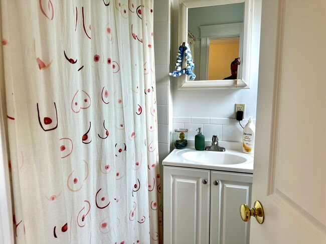 Building Photo - 27 Glenville Ave