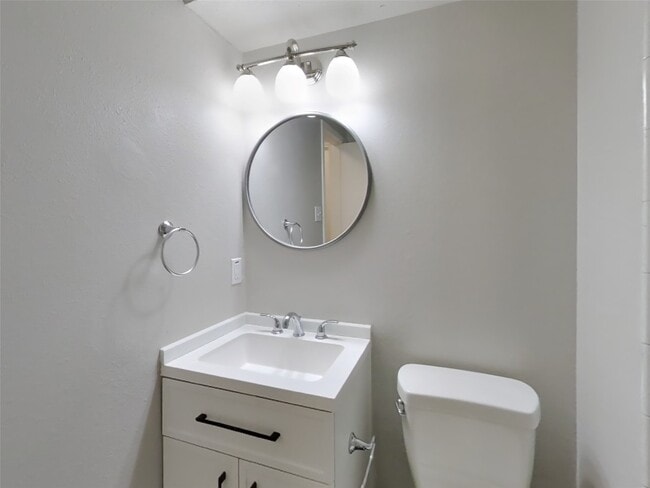 Building Photo - 14907 Englebrook Dr