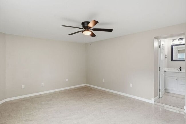 Building Photo - Bright, Fresh & Pet-Friendly — 3BR Retreat Minutes from U of A