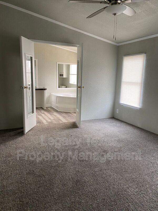 Building Photo - 404 E Westhill Dr